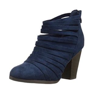 Brinley Co. Women’s Navy Chunky Heel Strappy Faux Suede Ankle Bootie. Size 9